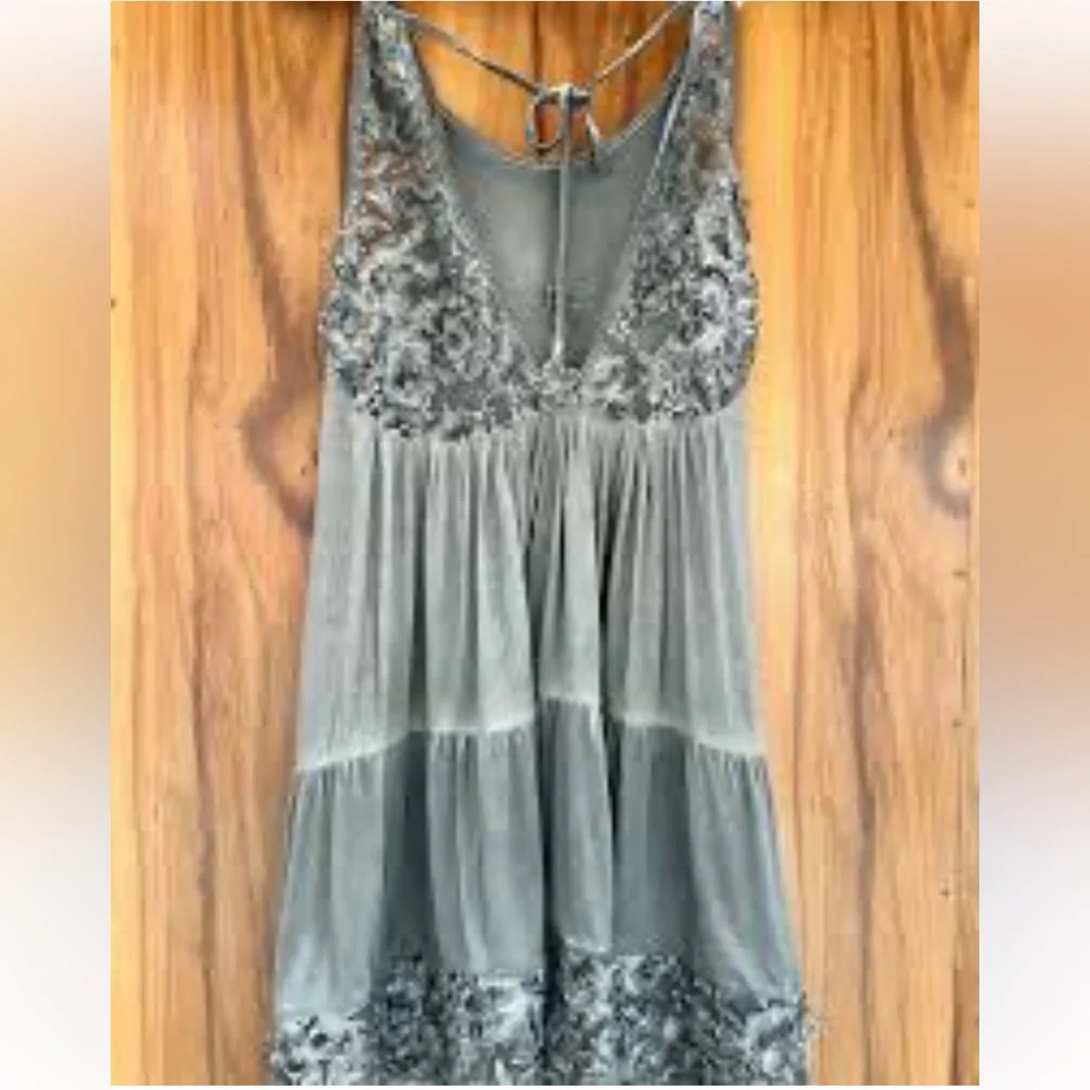 NWOT- POL Brand  floral appliqué dress - Picture 6 of 7
